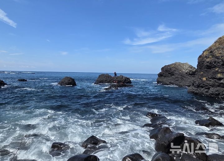 [제주=뉴시스] 14일 오전 제주 서귀포시 월평포구 갯바위에서 낚시객이 고립돼 소방당국이 구조에 나서고 있다. (사진=제주소방안전본부 제공) 2026.08.14. photo@newsis.com