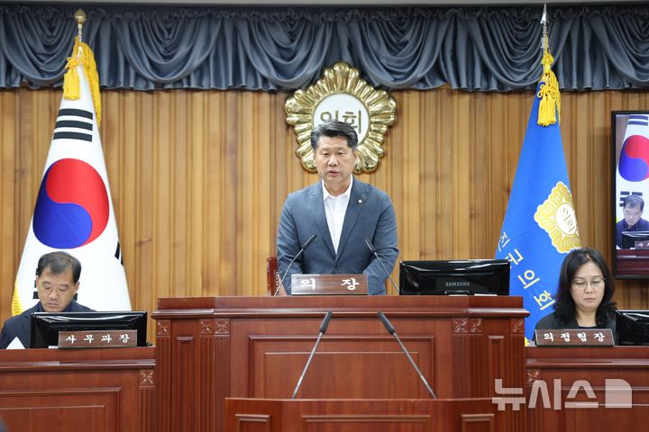 [울진=뉴시스] 안병철 기자 = 14일 경북 울진군의회 임승필 의장이 폐회사를 낭독하고 있다.(사진=울진군의회 제공) 2026.08.14. photo@newsis.com