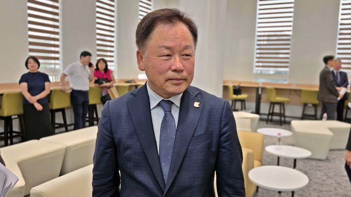 [세종=뉴시스] 송승화 기자= 14일 세종시, 세종공동캠퍼스 학술문화지원센터에서 열린 충남대·공주대 통합 발표회 종료후 기자의 질문에 답하는 임경호 국립공주대학교 총장. 2026.08.14. ssong1007@newsis.com *재판매 및 DB 금지