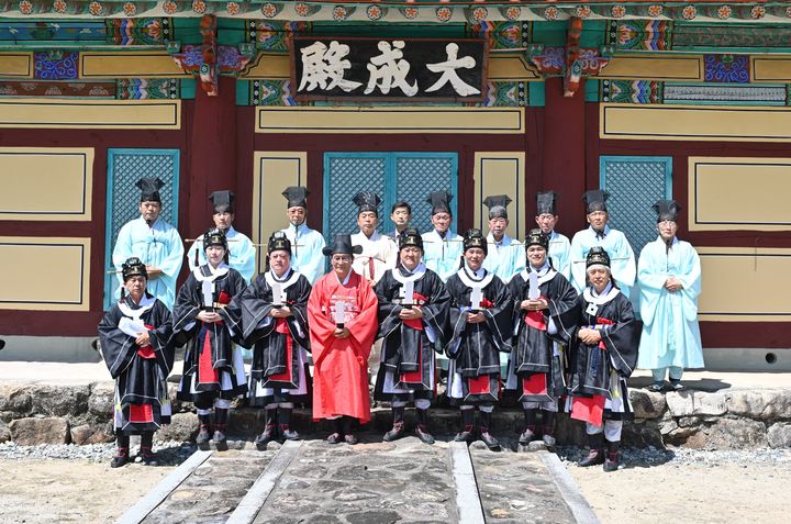 [울산=뉴시스] 울산 울주군의회(의장 정우식)는 14일 삼남읍 언양향교 대성전에서 고유제(告由祭)를 지내며 군민의 안녕과 지역 발전을 기원했다고 밝혔다. (사진= 울주군의회 제공) 2026.08.14.photo@newsis.com *재판매 및 DB 금지