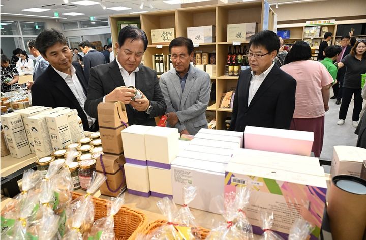 [평창=뉴시스] 심재국 평창군수가 봉평면 로컬푸드 직매장에서 관계자들과 판매 상품을 둘러보고 있다. (사진=평창군 제공) 2026.08.14. photo@newsis.com *재판매 및 DB 금지