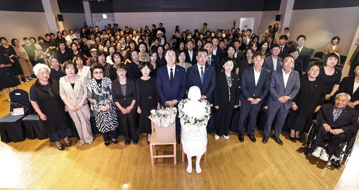 [화성=뉴시스] 정명근 화성시장(사진 앞줄 왼쪽 여섯 번째)이 14일 화성시역사박물관에서 열린 '일본군 위안부 피해자 기림의 날 기념식'에서 참석자들과 기념촬영을 하고 있다. (사진=화성시 제공) 2026.08.14. photo@newsis.com *재판매 및 DB 금지