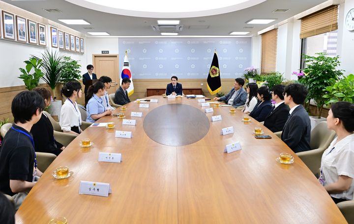 [서울=뉴시스] 임만균 서울특별시의회 의장이 13일 의장접견실에서 열린 '법학전문대학원 실무수습생 의장과의 간담회'에서 학생들의 질문에 답변하고 있다. (사진=서울특별시의회 제공) 2026.08.13. photo@newsis.com *재판매 및 DB 금지