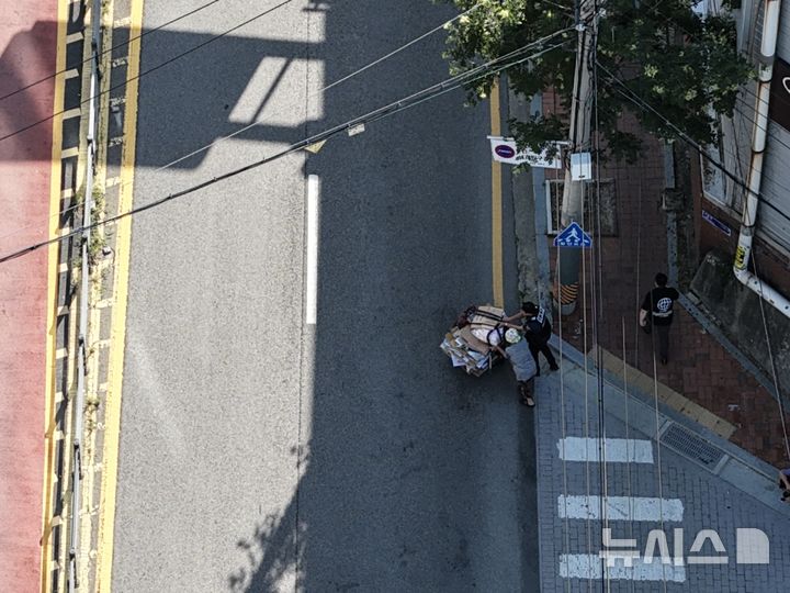 [파주=뉴시스] 드론 순찰 중 발견된 탈진 위기 노인을 돕는 경찰. (사진=경기북부경찰청 제공) 2026.08.14 photo@newsis.com