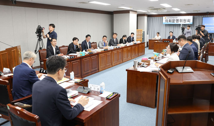 [무안=뉴시스] 14일 전남광주특별시의회 운영위원회가 정무부시장 시민추천제 적법성 논란과 관련해 회의를 하고 있다. 2026.08.14. (사진=시의회 제공) photo@newsis.com *재판매 및 DB 금지