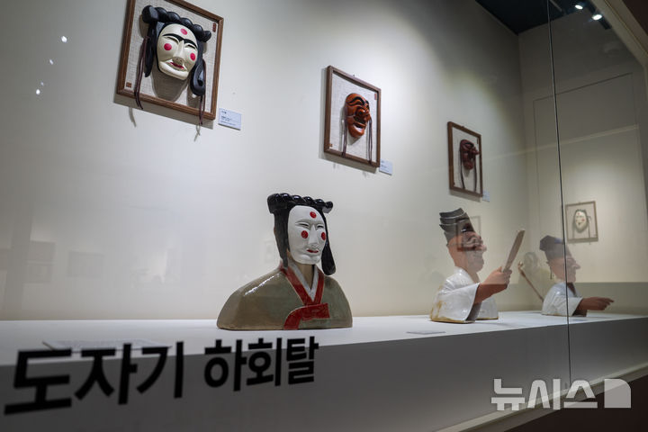 [증평=뉴시스] 충북 증평민속체험박물관에 전시된 하회탈 (사진= 증평군 제공) photo@newsis.com *재판매 및 DB 금지