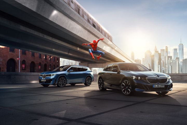 [서울=뉴시스] 영화 스파이더맨: 브랜드 뉴 데이에 등장하는 BMW의 iX3와 5시리즈의 모습. (사진=BMW코리아 제공) 2026.8.14. photo@newsis.com *재판매 및 DB 금지