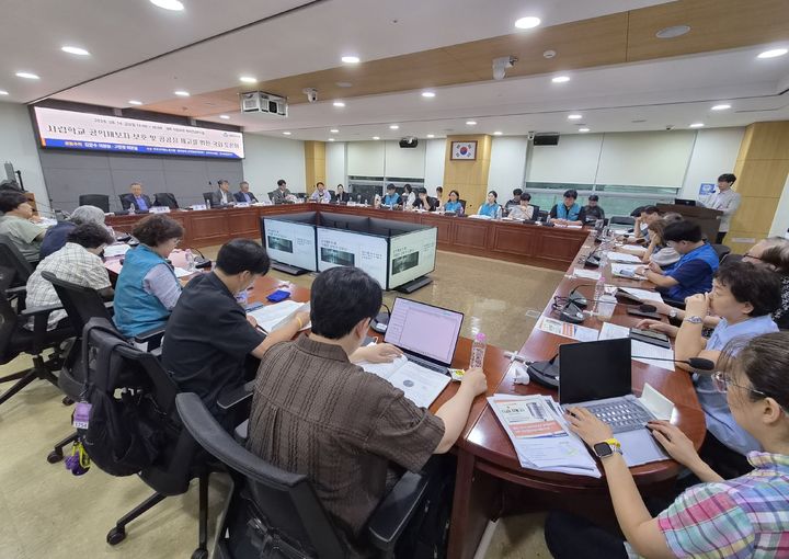 [서울=뉴시스]전국교직원노동조합은 14일 오후 국회에서 참여연대 공익제보지원센터, 한국투명성기구, 호루라기재단과 함께 '사립학교 공익 신고자 보호 및 공공성과 투명성 제고를 위한 사립학교법·제도 개선 국회 토론회'를 개최했다. (사진 = 전교조) photo@newsis.com *재판매 및 DB 금지