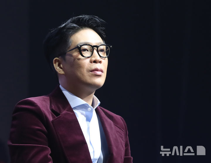 [서울=뉴시스] 조수정 기자 = 래퍼 겸 프로듀서 MC몽이 정규 8집 '채널8(CHANNEL 8)'로 복귀, 25일 오후 서울 광장동 예스24라이브홀에서 언론음감회를 개최, 질문을 듣고 있다. 2019.10.25.chocrystal@newsis.com