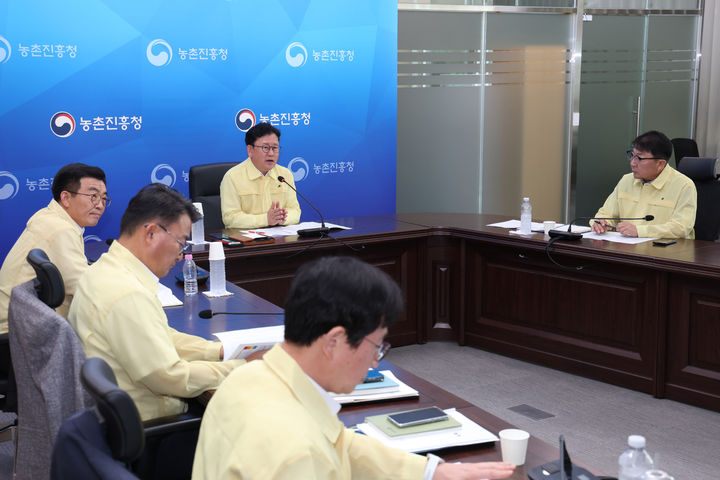 [세종=뉴시스] 이승돈 농촌진흥청장이 14일 본청 영농종합상황실에서 여름철 복합 기상 재해에 따른 지역별 농작물 피해 최소화 방안을 논의하는 점검회의를 개최하고 있다. (사진=농촌진흥청 제공) *재판매 및 DB 금지