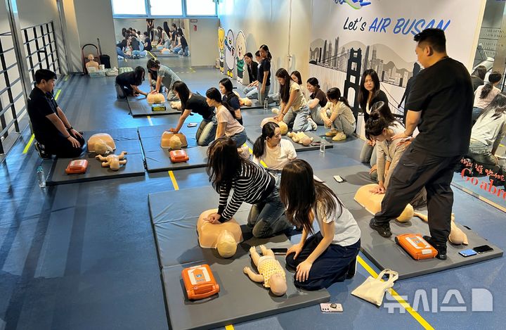 [부산=뉴시스] 원동화 기자 = 14일 오후 부산 강서구에 위치한 에어부산 본사 훈련시설에서 '시민 항공안전 체험 교육'에 참여한 참가자들이 심폐소생술(CPR) 실습을 하고 있다. 2026.08.14. dhwon@newsis.com