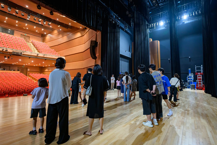무대 위에서 공연장에 대한 설명을 듣는 참여자들. (사진=광진문화재단 제공) *재판매 및 DB 금지