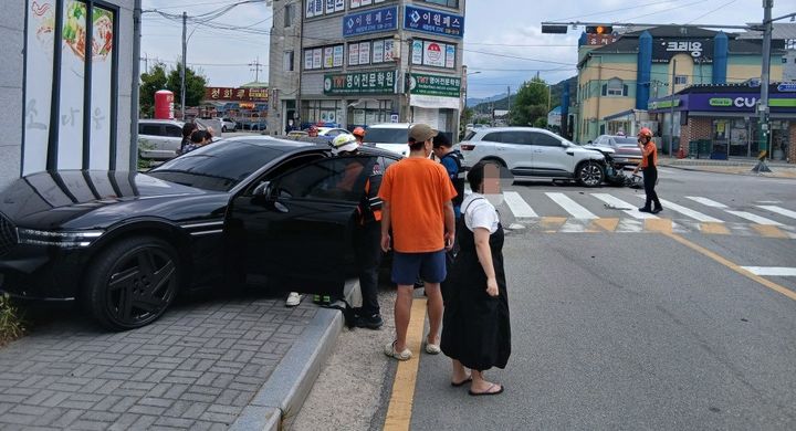 [정읍=뉴시스] 14일 오후 1시8분께 전북 정읍시 상동의 한 사거리에서 스포츠유틸리티차량(SUV)와 승용차가 서로 충돌했다. (사진=전북도소방본부 제공) 2025.08.14. photo@newsis.com *재판매 및 DB 금지