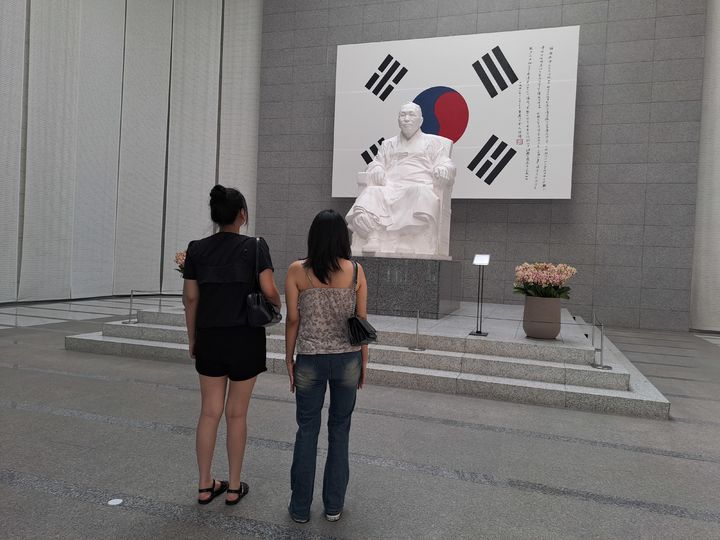 [서울=뉴시스] 권혜인 수습기자 = 지난 11일 오후 서울 용산구 효창공원에 있는 백범김구기념관을 찾은 시민들의 모습.2026.08.15.khi@newsis.com *재판매 및 DB 금지