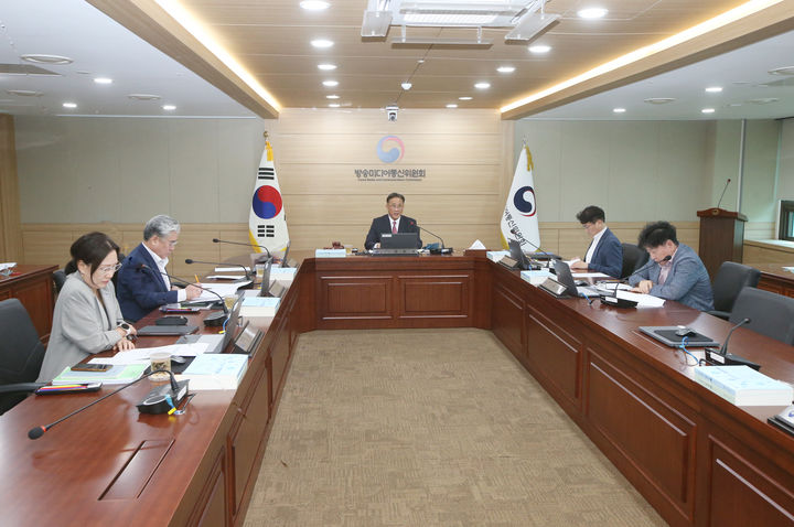 [서울=뉴시스] 고민수 방송미디어통신위원회 상임위원(가운데)이 14일 오후 정부과천청사에서 '제28차 전체회의'를 진행하고 있다. (사진=방미통위 제공) 2026.08.14. photo@newsis.com *재판매 및 DB 금지
