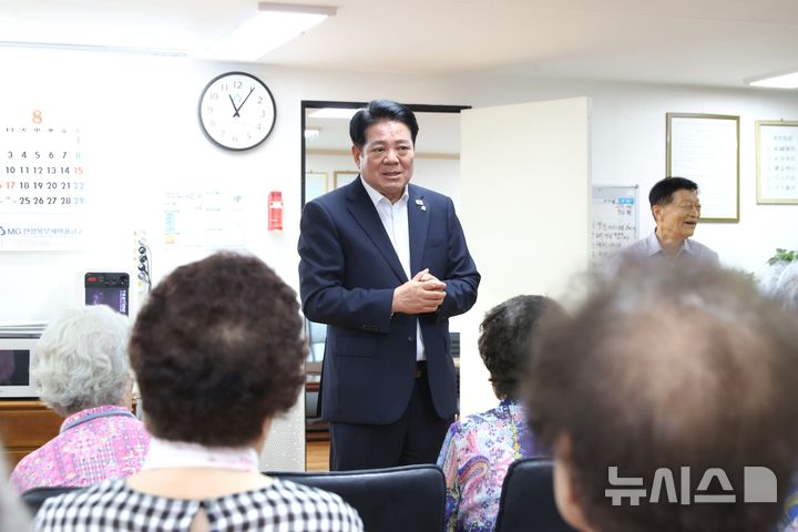 [안양=뉴시스] 최대호 경기 안양시장이 14일 오전 석수1동 석수대림아파트 경로당을 방문해 어르신과 대화를 나누며 건의사항을 청취하고 있다. (사진=안양시 제공).026.08.14. photo@newsis.com