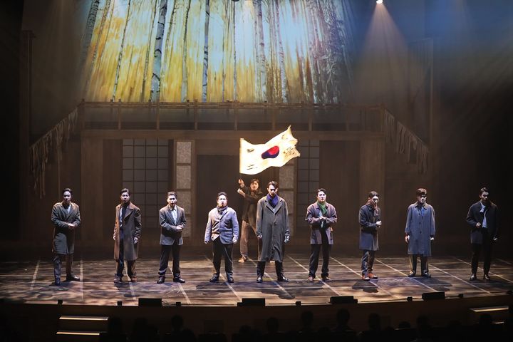 [서울=뉴시스] 2025~2026년 금천뮤지컬센터 청소년 뮤지컬 '영웅' 공연 모습. (사진=금천구 제공) photo@newsis.com *재판매 및 DB 금지
