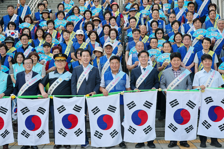 [서울=뉴시스] 지난 13일 아침 서울 동대문구 청량리역 광장 일대에서 동대문구와 바르게살기운동 동대문구협의회가 '나라사랑 태극기 달기 운동 캠페인'을 펼치고 있다. (사진=동대문구 제공) 2026.08.13. photo@newsis.com *재판매 및 DB 금지