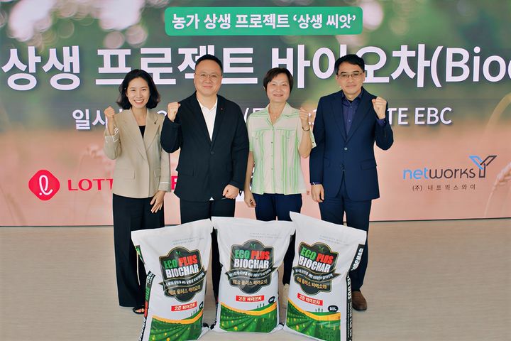 [서울=뉴시스]롯데마트가 청년농부들의 친환경 농업 실천을 지원하기 위해 친환경 비료 전달식을 진행했다고 16일 밝혔다.(사진=롯데마트 제공) *재판매 및 DB 금지 *재판매 및 DB 금지