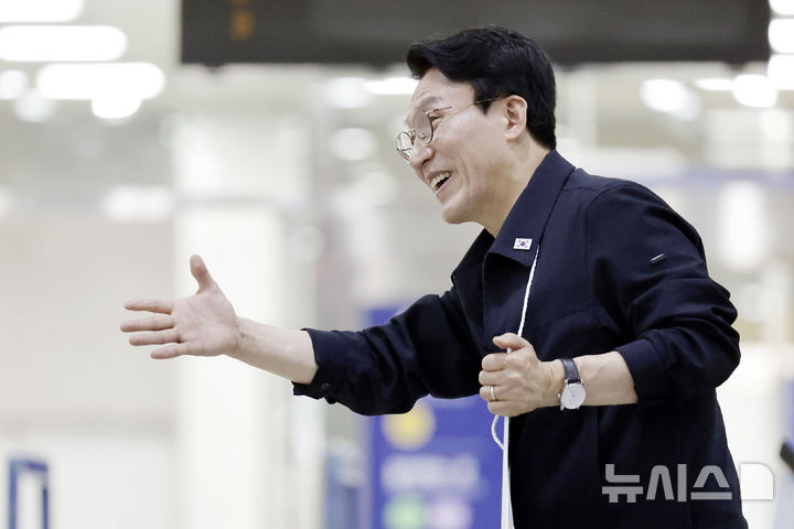 [서울=뉴시스] 최동준 기자 = 김민석 더불어민주당 당대표 후보가 14일 서울 왕십리역에서 출근길 인사를 하며 지지를 호소하고 있다. 2026.08.14. photocdj@newsis.com