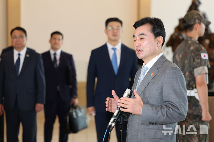 [서울=뉴시스] 황준선 기자 = 안규백 국방부 장관이 14일 오전 서울 용산구 국방부 신청사로 출근하며 취재진의 질문에 답변하고 있다. 2026.08.14. hwang@newsis.com
