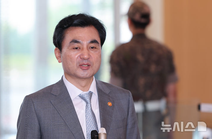 [서울=뉴시스] 황준선 기자 = 안규백 국방부 장관이 14일 오전 서울 용산구 국방부 신청사로 출근하며 취재진의 질문에 답변하고 있다. 2026.08.14. hwang@newsis.com