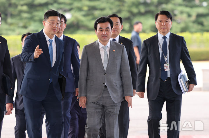 [서울=뉴시스] 황준선 기자 = 안규백 국방부 장관이 14일 오전 서울 용산구 국방부 신청사로 출근하고 있다. 2026.08.14. hwang@newsis.com