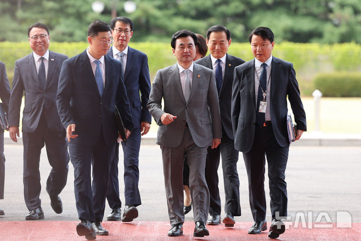 [서울=뉴시스] 황준선 기자 = 안규백 국방부 장관이 14일 오전 서울 용산구 국방부 신청사로 출근하고 있다. 2026.08.14. hwang@newsis.com