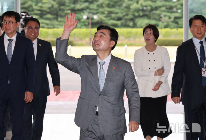 [서울=뉴시스] 황준선 기자 = 안규백 국방부 장관이 14일 오전 서울 용산구 국방부 신청사로 출근하고 있다. 2026.08.14. hwang@newsis.com
