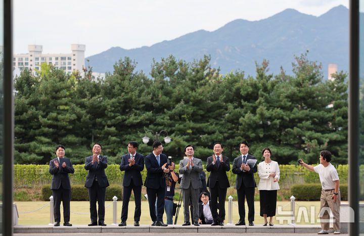 [서울=뉴시스] 황준선 기자 = 안규백 국방부 장관이 14일 오전 서울 용산구 국방부 신청사로 출근해 청사를 둘러보고 있다. 2026.08.14. hwang@newsis.com