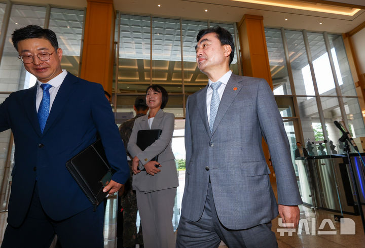 [서울=뉴시스] 황준선 기자 = 안규백 국방부 장관이 14일 오전 서울 용산구 국방부 신청사로 출근해 취재진과 질의응답을 마친 뒤 이동하고 있다. 2026.08.14. hwang@newsis.com