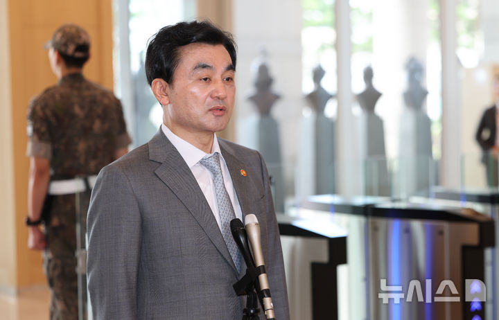 [서울=뉴시스] 황준선 기자 = 안규백 국방부 장관이 14일 오전 서울 용산구 국방부 신청사로 출근하며 취재진의 질문에 답변하고 있다. 2026.08.14. hwang@newsis.com