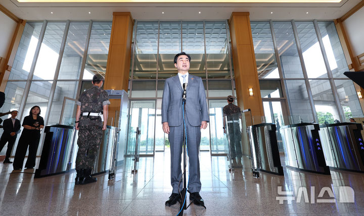 [서울=뉴시스] 황준선 기자 = 안규백 국방부 장관이 14일 오전 서울 용산구 국방부 신청사로 출근하며 취재진 질문에 답변하고 있다. 2026.08.14. hwang@newsis.com
