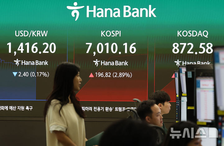 [서울=뉴시스] 권창회 기자 = 14일 오전 서울 중구 하나은행 딜링룸에서 딜러들이 업무를 보고 있다. 2026.08.14. kch0523@newsis.com