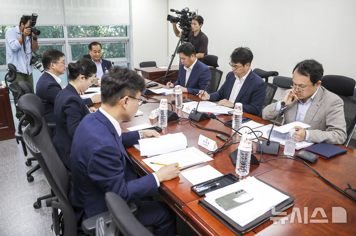 [서울=뉴시스] 정병혁 기자 = 김용관 특별검사후보국민추천위원회 위원장과 소속 위원들이 14일 서울 여의도 국회 의원회관에서 열린 6·3 지방선거 투표용지 부족 사태 진상규명을 위한 선거관리위원회 특별검사(특검) 후보를 추천하기 위한 국민추천위원회 회의 시작을 기다리고 있다. 2026.08.14. jhope@newsis.com
