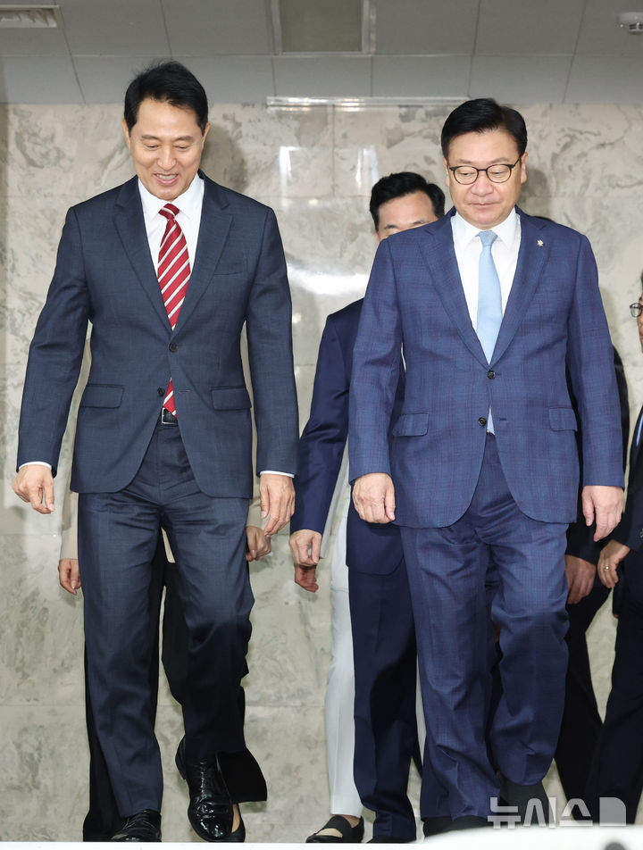 [서울=뉴시스] 김근수 기자 = 정점식 국민의힘 원내대표와 오세훈 서울시장이 14일 오전 서울 여의도 국회에서 열린 원내대책회의에 참석하고 있다. 2026.08.14. ks@newsis.com