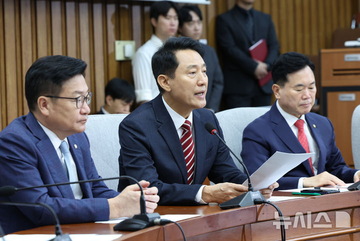[서울=뉴시스] 김근수 기자 = 오세훈 서울시장이 14일 오전 서울 여의도 국회에서 열린 원내대책회의에서 발언하고 있다. 2026.08.14. ks@newsis.com