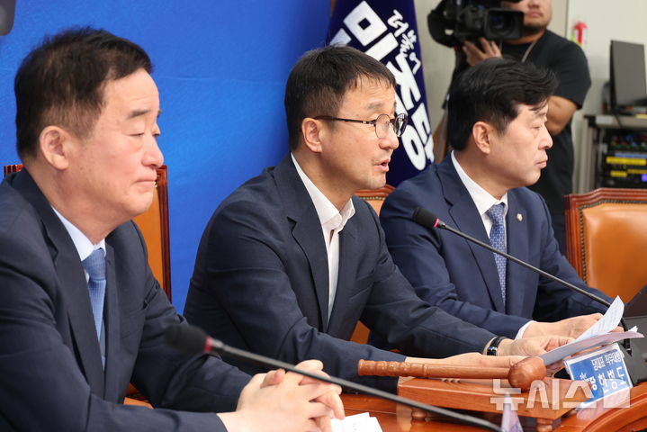 [서울=뉴시스] 최진석 기자 = 한병도 더불어민주당 당대표 직무대행 겸 원내대표가 14일 여의도 국회에서 열린 최고위원회의에서 발언하고 있다. 2026.08.14. myjs@newsis.com