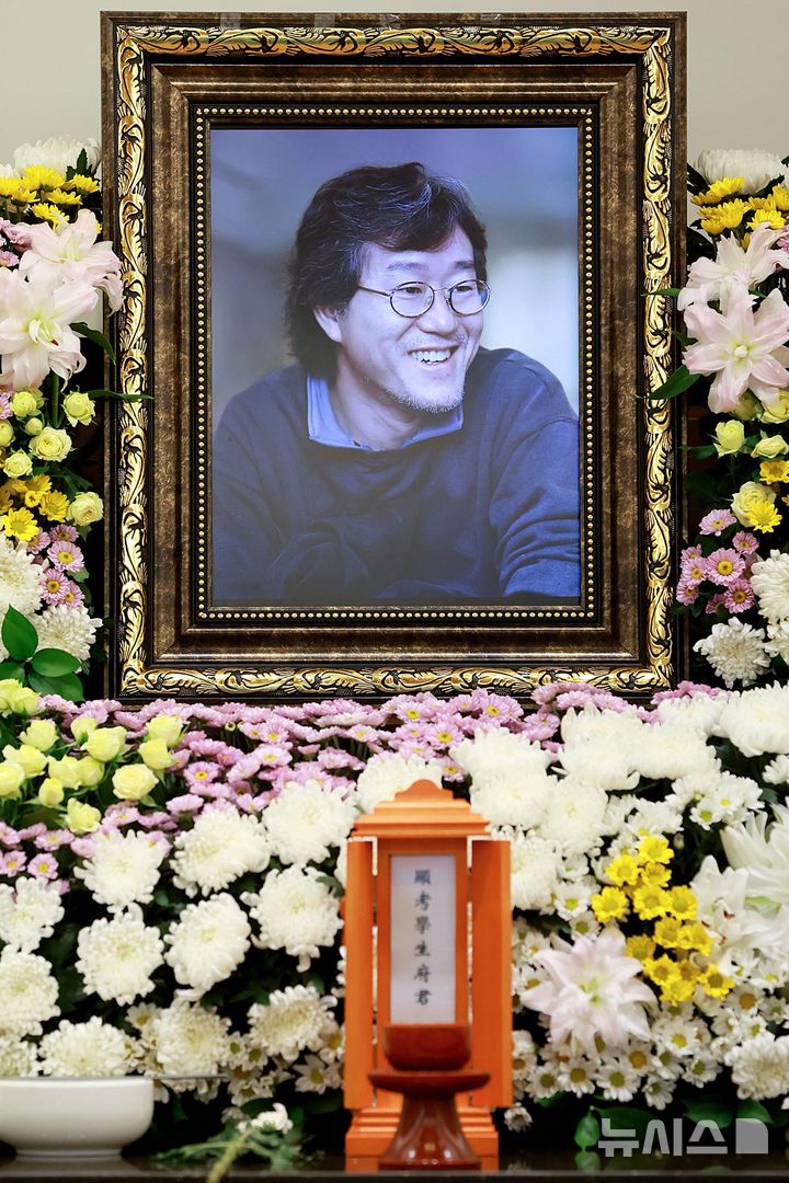 [서울=뉴시스] 사진공동취재단 = 14일 서울 종로구 서울대학교병원 장례식장에 고(故) 안판석 감독의 빈소가 마련돼 있다. 2026.08.14. photo@newsis.com