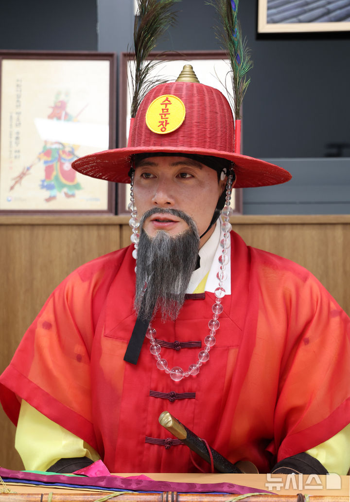 [서울=뉴시스] 이영환 기자 = 경복궁 수문장 김민성씨가 14일 서울 종로구 경복궁에서 뉴시스와 인터뷰를 하고 있다. 2026.08.14. 20hwan@newsis.com