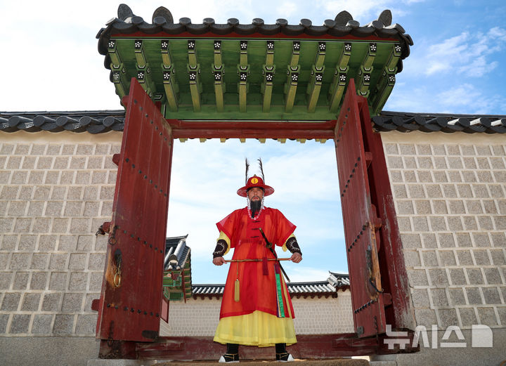 [서울=뉴시스] 이영환 기자 = 경복궁 수문장 김민성씨가 14일 서울 종로구 경복궁에서 뉴시스와 인터뷰에 앞서 포즈를 취하고 있다. 2026.08.14. 20hwan@newsis.com