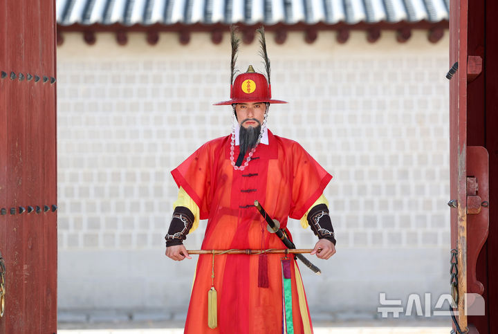 [서울=뉴시스] 이영환 기자 = 경복궁 수문장 김민성씨가 14일 서울 종로구 경복궁에서 뉴시스와 인터뷰에 앞서 포즈를 취하고 있다. 2026.08.14. 20hwan@newsis.com
