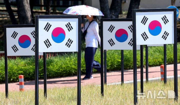 [대구=뉴시스] 이무열 기자 = 제81주년 광복절을 하루 앞둔 지난 14일 대구 동구 대구경북항일독립운동기념탑 입구 회전교차로에 태극기가 설치되어 있다. 2026.08.14. lmy@newsis.com