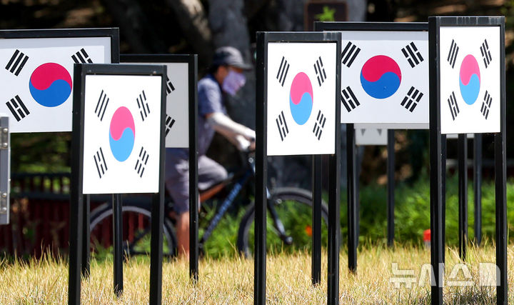 [대구=뉴시스] 이무열 기자 = 제81주년 광복절을 하루 앞둔 14일 대구 동구 대구경북항일독립운동기념탑 입구 회전교차로에 태극기가 설치되어 있다. 2026.08.14. lmy@newsis.com