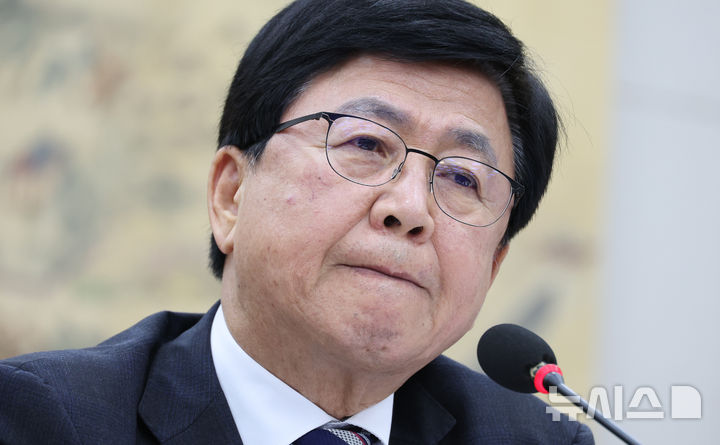 [서울=뉴시스] 최진석 기자 = 최교진 교육부 장관이 14일 여의도 국회에서 열린 교육위원회 전체회의에서 의원들의 질문을 듣고 있다. 2026.08.14. myjs@newsis.com