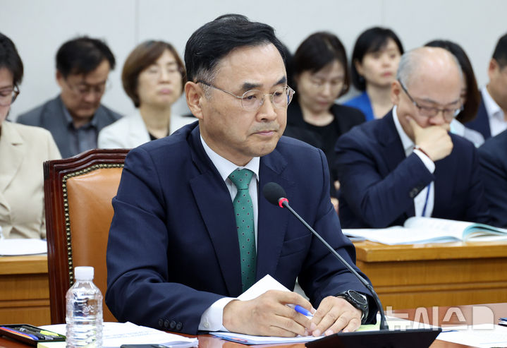 [서울=뉴시스] 최진석 기자 = 차정인 국가교육위원장이 14일 여의도 국회에서 열린 교육위원회 전체회의에서 의원들의 질의를 듣고 있다. 2026.08.14. myjs@newsis.com