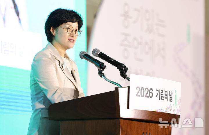 [서울=뉴시스] 황준선 기자 = 원민경 성평등가족부 장관이 14일 오전 서울 용산구 백범김구기념관에서 열린 일본군 위안부 피해자 기림의 날 기념식에서 기념사를 하고 있다. 2026.08.14. hwang@newsis.com