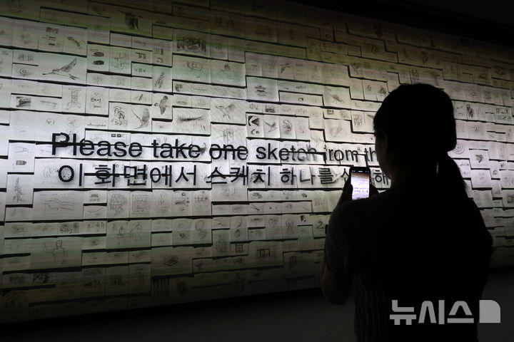 [서울=뉴시스] 박진희 기자 = 푸투라서울은 14일 서울 종로구 푸투라서울에서 영국 출신 시각예술가 에스 데블린(Es Devlin) 개인전 '세 번째 시: 에스 데블린, 다시 집으로' 기자간담회를 갖고 작품 '스크린쉐어'를 선보이고 있다. 2026.08.14. pak7130@newsis.com