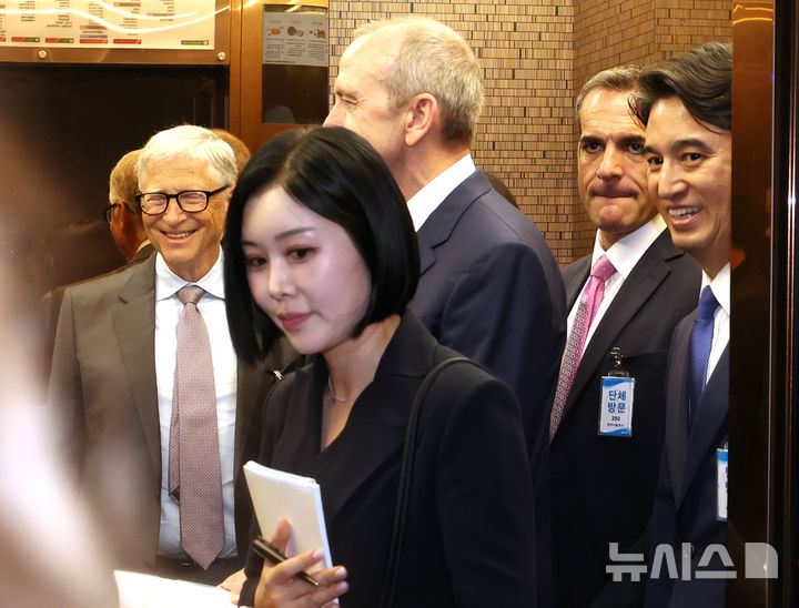 [서울=뉴시스] 조수정 기자 = 마이크로소프트(MS) 공동창업자인 빌 게이츠(왼쪽) 테라파워 이사장과 추형욱(오른쪽) SK이노베이션 사장이 14일 오후 한성숙 국무총리와 면담을 위해 서울 종로구 정부서울청사에 등청해 승강기에 오르고 있다. 이날 테라파워와 SK이노베이션은 테라파워가 준비중인 소형모듈원전(SMR) 상용화 등 계약을 체결한다. 2026.08.14. chocrystal@newsis.com