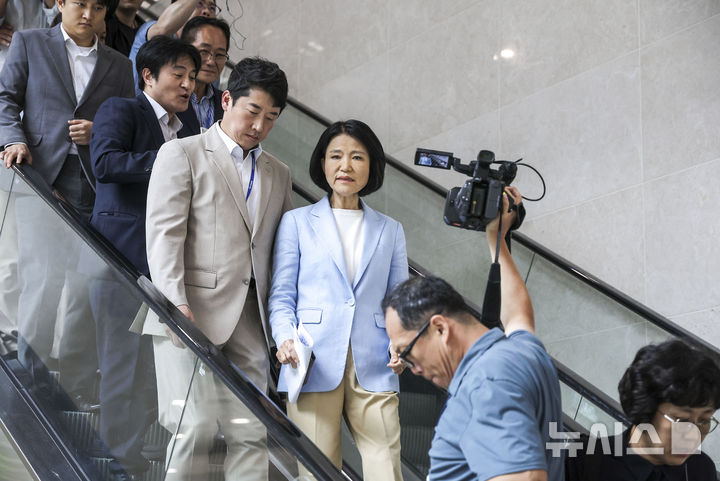 [서울=뉴시스] 정병혁 기자 = 이진숙 국민의힘 의원이 14일 서울 여의도 국회 소통관에서 5·18 민주화운동의 재조명 공개포럼 관련 기자회견을 마친 뒤 이동하고 있다. 2026.08.14. jhope@newsis.com